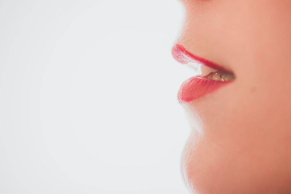 ilustrasi penyebab bibir berkedut (pexels.com/Timothy Dykes)