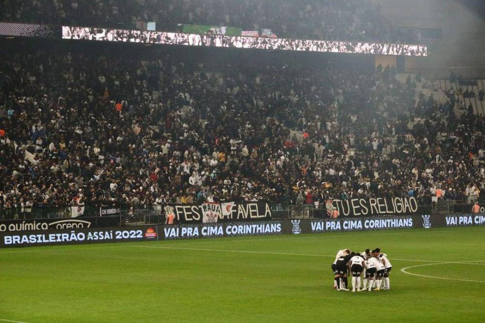 tribun yang dipenuhi penggemar fanatik Corinthians (instagram.com/corinthians)