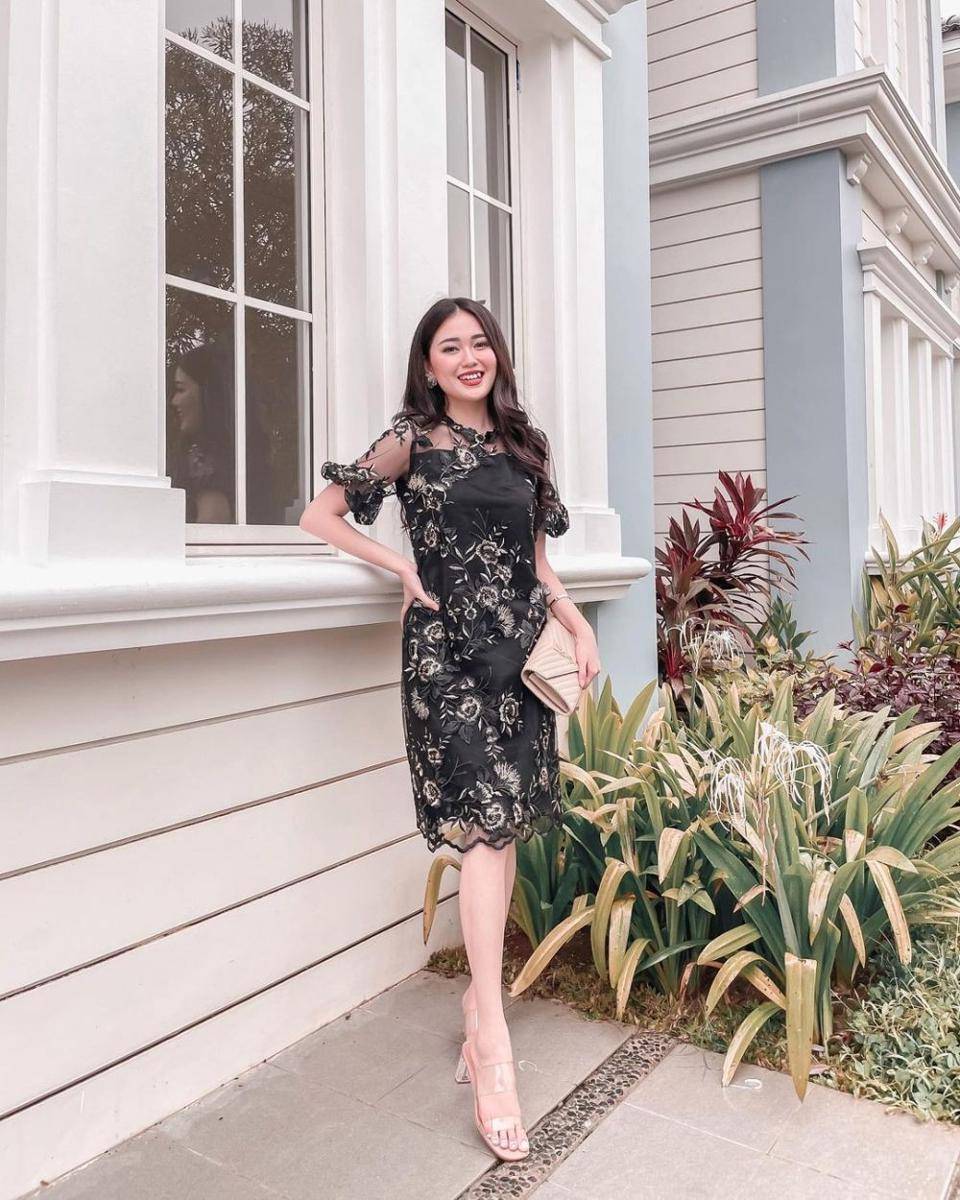 dress pesta hitam (instagram.com/vaniarahardja)
