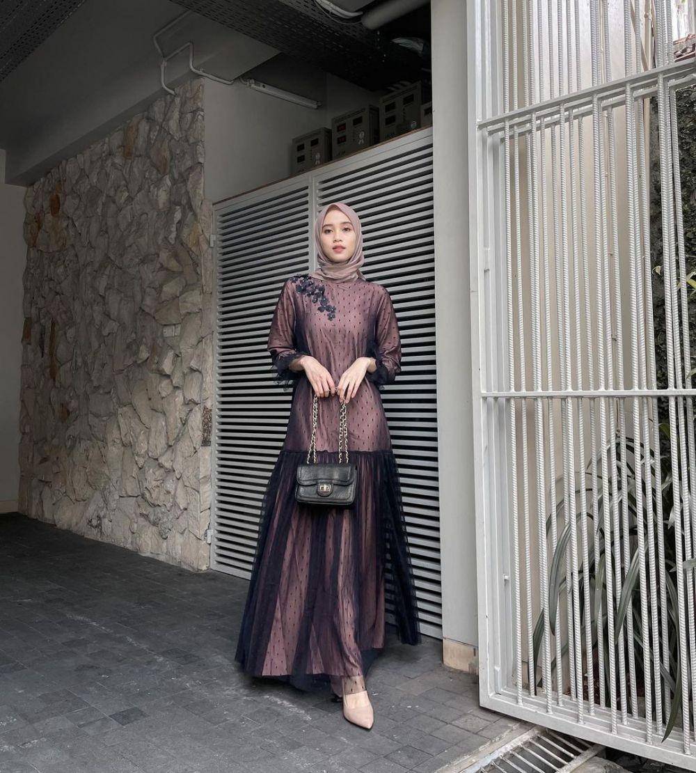 dress pesta hitam (instagram.com/vinamaulina)