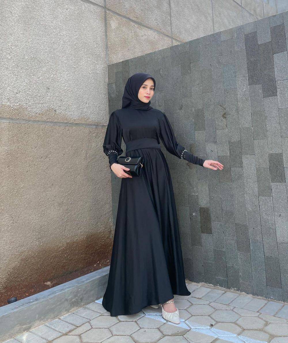dress pesta hitam (instagram.com/vinamaulina)