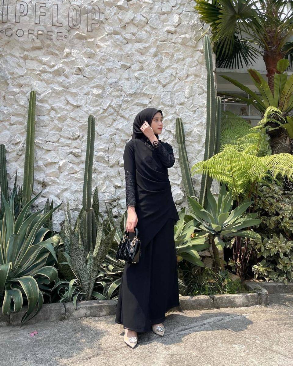 dress pesta hitam (instagram.com/vinamaulina)