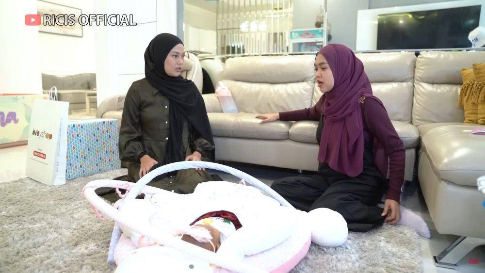 Dara Arafah asuh baby Moana (YouTube.com/Ricis Official/)