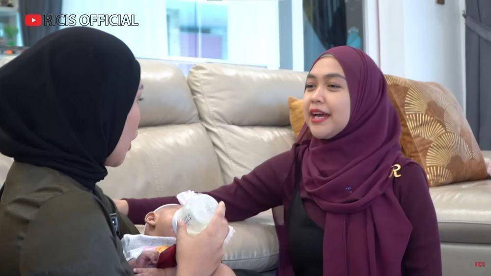 Dara Arafah asuh baby Moana (YouTube.com/Ricis Official/)
