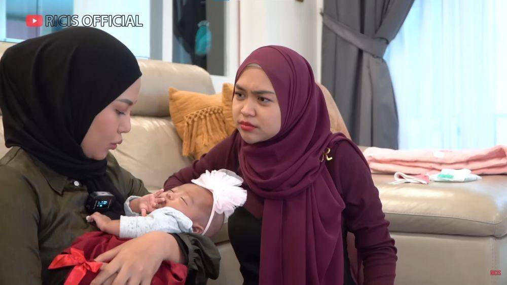 Dara Arafah asuh baby Moana (YouTube.com/Ricis Official/)