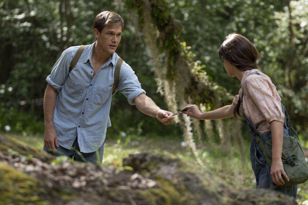 Taylor John Smith dan Daisy Edgar-Jones dalam film Where the Crawdads Sing (dok. Columbia Pictures/Where the Crawdads Sing)