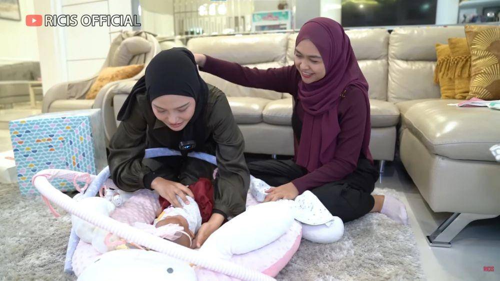 Dara Arafah asuh baby Moana (YouTube.com/Ricis Official/)