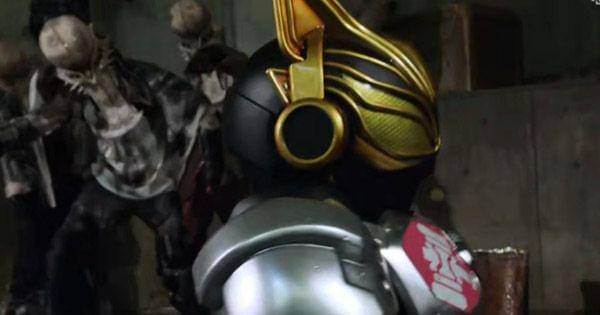 Neon terpojok oleh kawanan zombie ( Dok. Toei Company / Kamen Rider Geats )