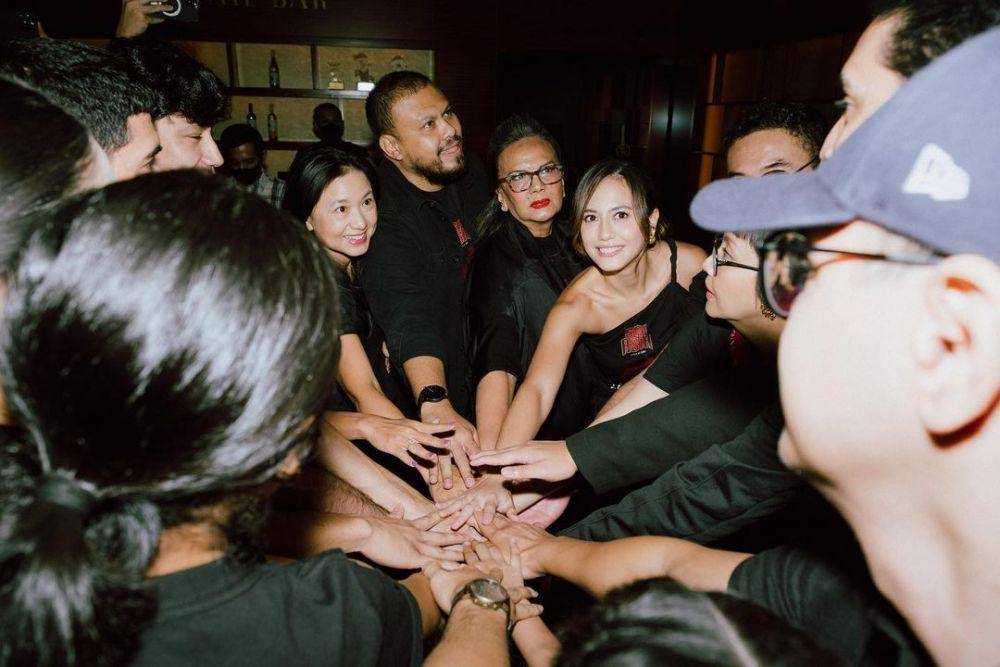 tim produksi film Sri Asih (instagram.com/pevpearce)