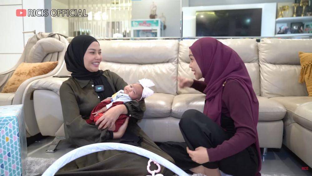 Dara Arafah asuh baby Moana (YouTube.com/Ricis Official/)