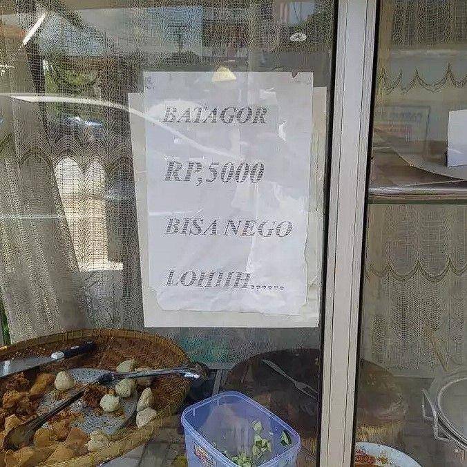 ide penjual biar terlihat murah (twitter.com/nocontextwarung)