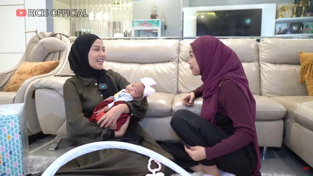 Dara Arafah asuh baby Moana (YouTube.com/Ricis Official/)