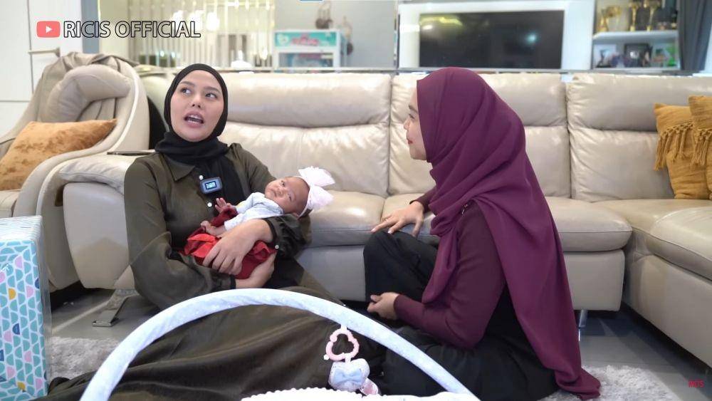 Dara Arafah asuh baby Moana (YouTube.com/Ricis Official/)