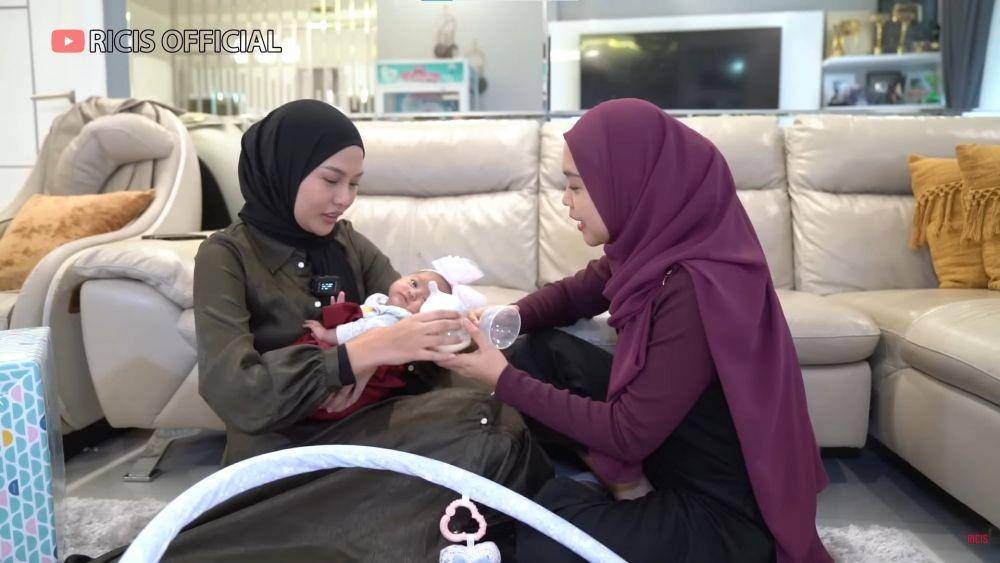 Dara Arafah asuh baby Moana (YouTube.com/Ricis Official/)
