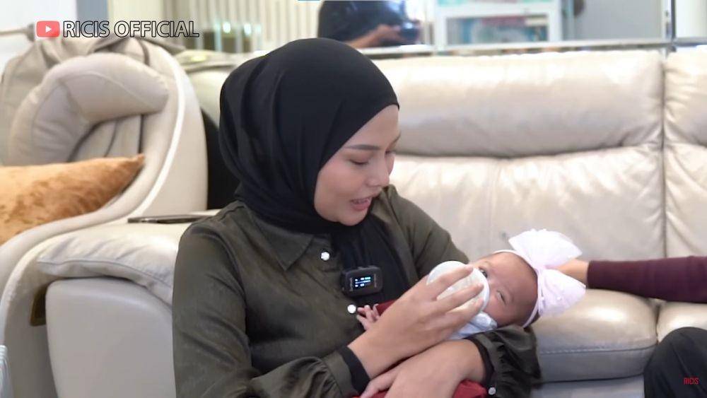 Dara Arafah asuh baby Moana (YouTube.com/Ricis Official/)