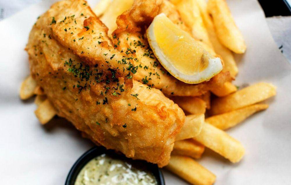 ilustrasi fish and chips (freepik.com/rawpixel.com)