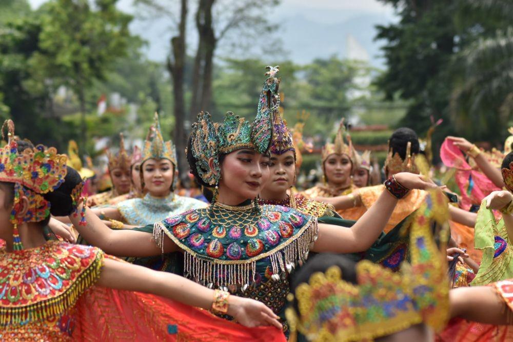 1.027 Orang Menari Kolosan Tari Merak Sadunya di Gedung Sate