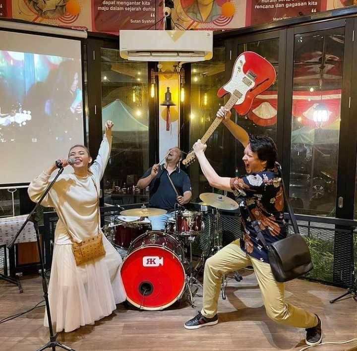 Rina Nose dan suami (Instagram.com/Josscy)