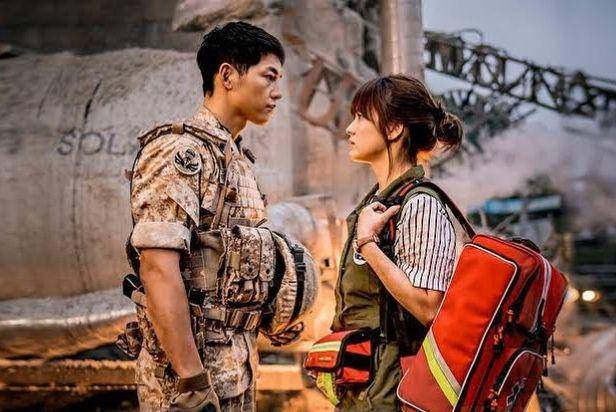 Seorang dokter wanita yang bertemu tim militer khusus di medan perang (dok.Viki Global TV/Descendant of The Sun)