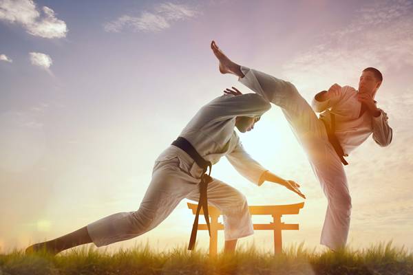 Tangkisan siku sebagai tangkisan dalam pencak silat (freepik.com)