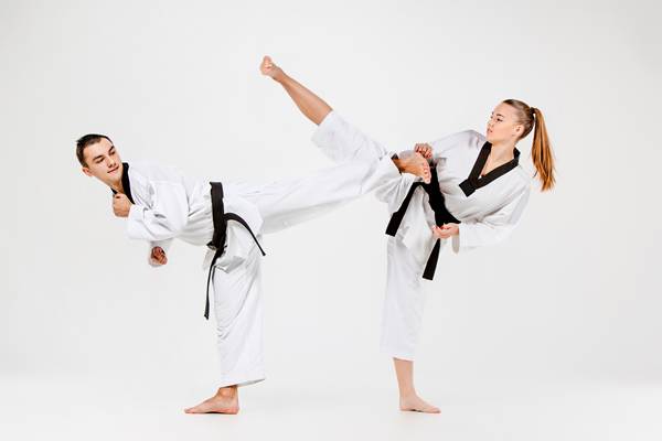 Tangkisan kaki sebagai tangkisan dalam pencak silat (freepik.com)