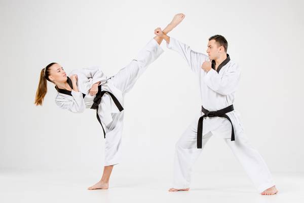 Tangkisan satu lengan sebagai tangkisan dalam pencak silat (freepik.com)