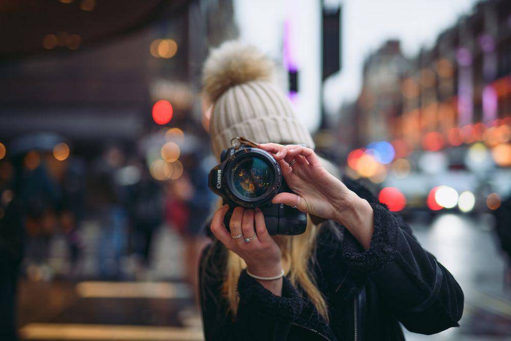 ilustrasi memotret sesuatu (unsplash.com/Luke Stackpoole)