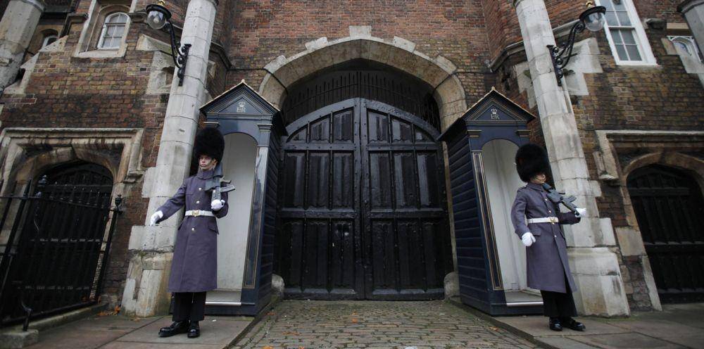 Potret bagian pintu Istana St. James (royal.uk)