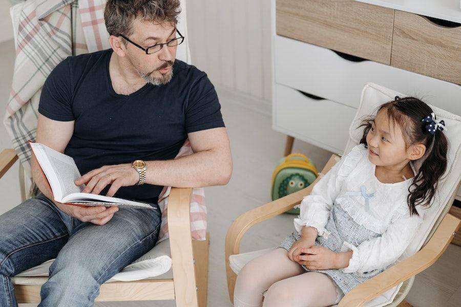 ilustrasi ayah dan anak sedang berdiskusi (pexels.com/Pavel Danilyuk)