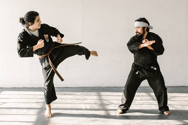 Tendangan sabit sebagai tendangan dalam pencak silat (pexels.com/rodnae-prod)