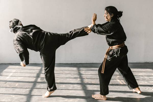 Tendangan belakang sebagai tendangan dalam pencak silat (pexels.com/rodnae-prod)