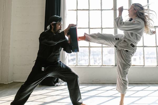 Tendangan T sebagai tendangan dalam pencak silat (pexels.com/rodnae-prod)