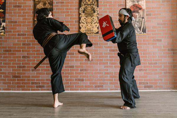 Tendangan jejag sebagai tendangan dalam pencak silat (pexels.com/rodnae-prod)