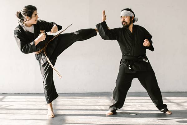 Tendangan lurus sebagai tendangan dalam pencak silat (pexels.com/rodnae-prod)