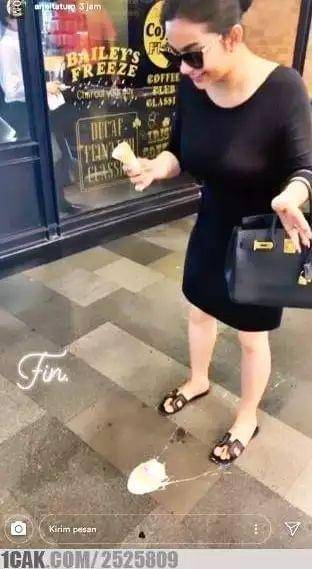 momen apes saat makan es krim (1cak.com)