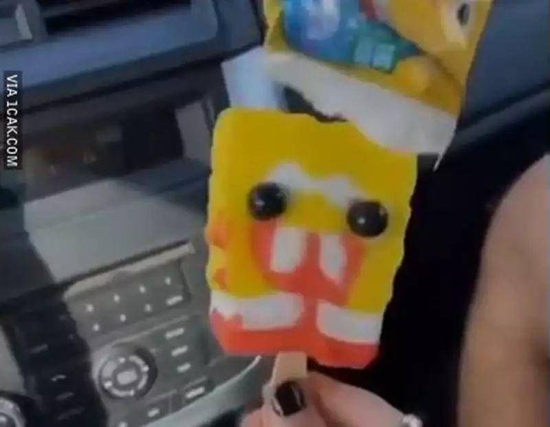 momen apes saat makan es krim (instagram.com/onecak)