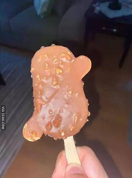 momen apes saat makan es krim (1cak.com)