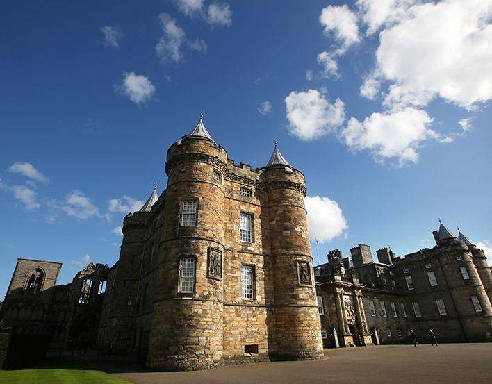 Potret Istana Holyroodhouse di Skotlandia (rct.uk)