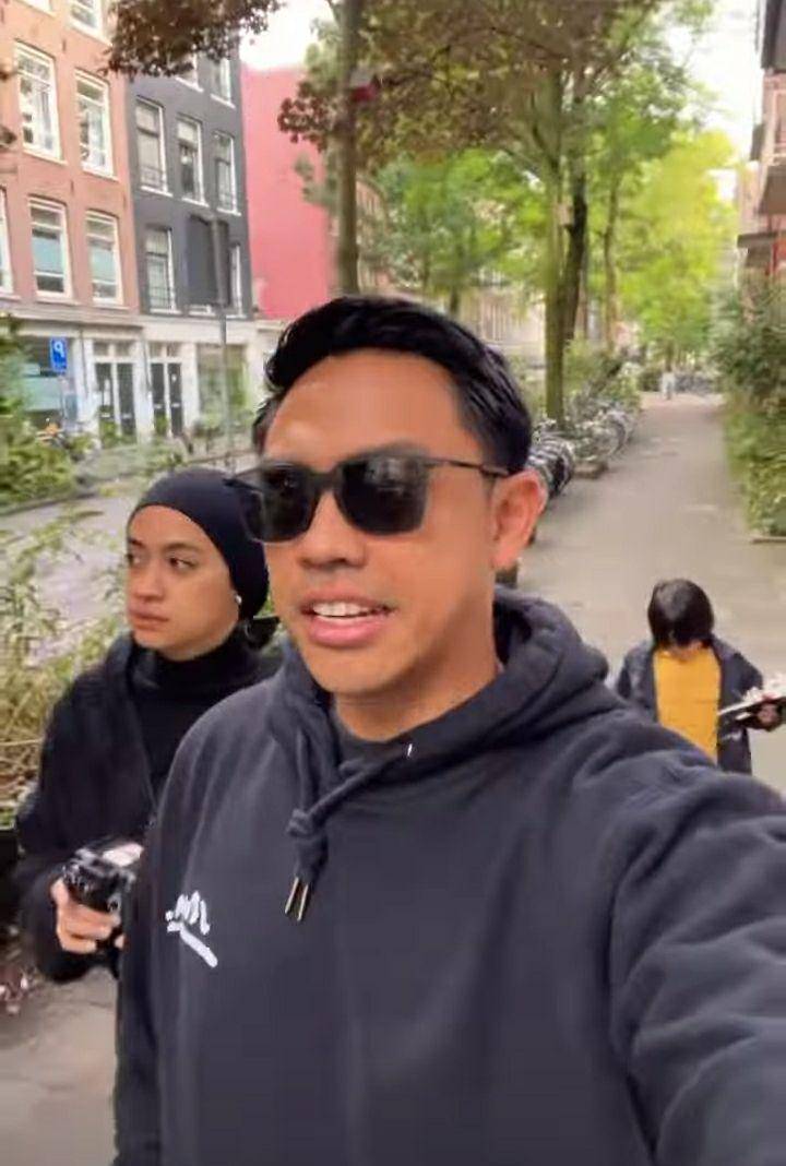 Potret Ditto dan keluarga saat liburan. Instagram.com/dittopercussion