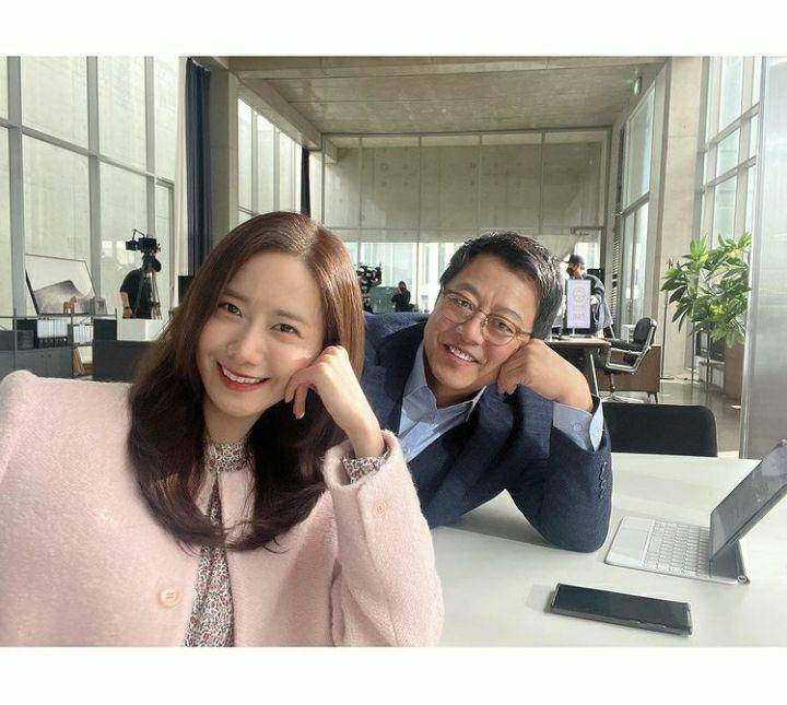 Yoona dan Lee Ki Young di balik layar Big Mouth (instagram.com/yoona__lim)