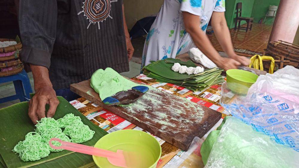 7 Jajanan Tradisional yang Jorok Namanya Tapi Enak Rasanya