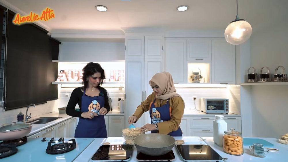Kak Jill Shine masak bareng Aurel Hermansyah (YouTube.com/Aurelie Atta/)