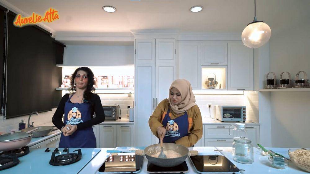 Kak Jill Shine masak bareng Aurel Hermansyah (YouTube.com/Aurelie Atta/)