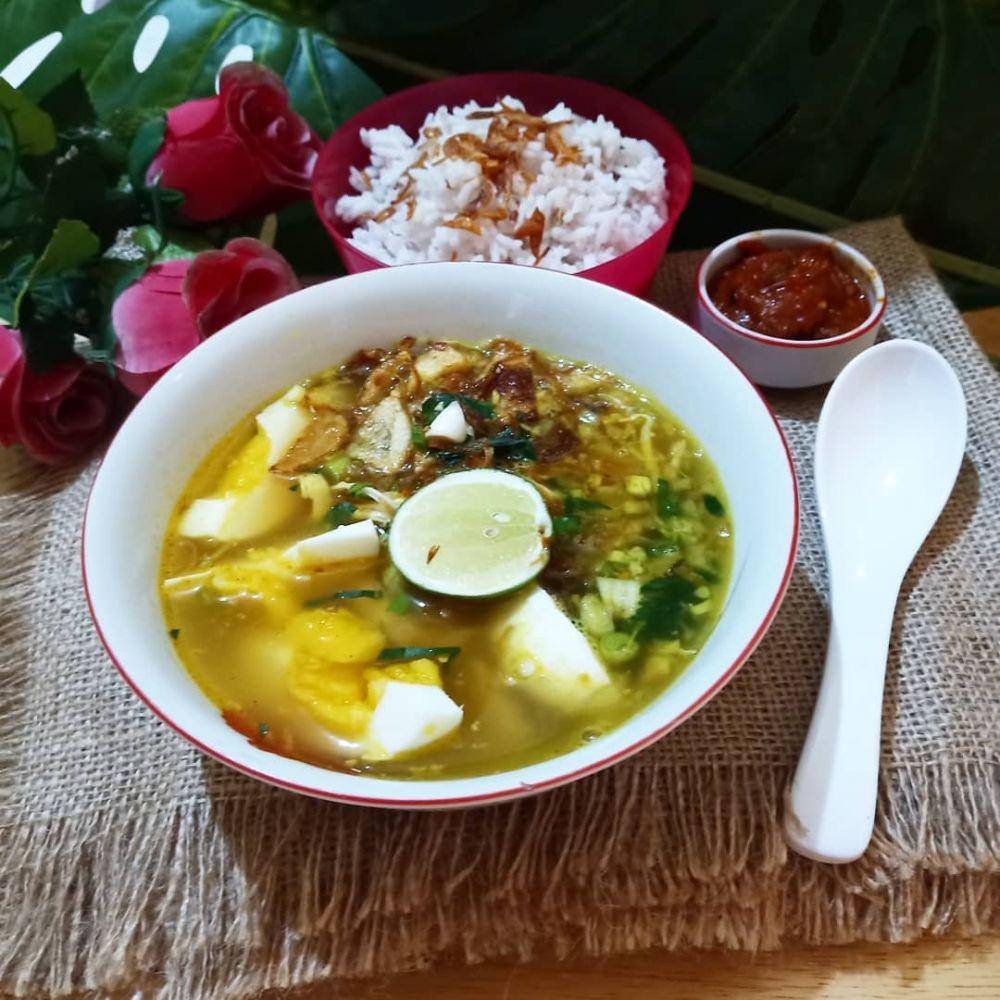 Soto ayam kuning (instagram.com/sarwokotiti)