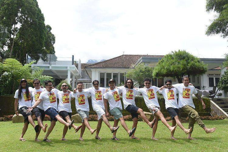 Rekomendasi outfit seragam bareng sahabat ala The Prediksi (instagram/theprediksi_)