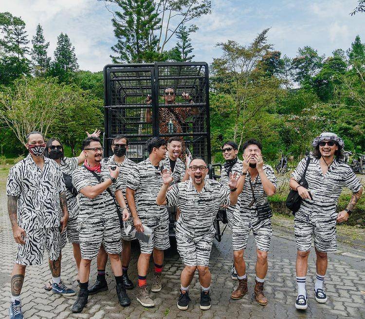 Rekomendasi outfit seragam bareng sahabat ala The Prediksi (instagram/theprediksi_)