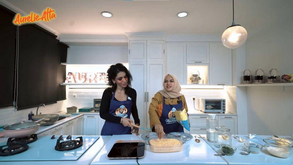 Kak Jill Shine masak bareng Aurel Hermansyah (YouTube.com/Aurelie Atta/)