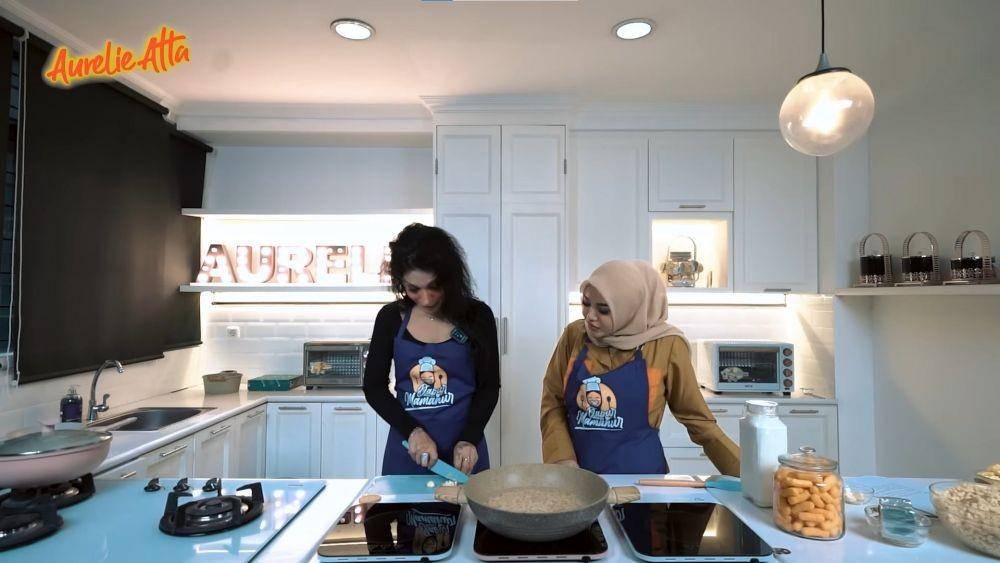 Kak Jill Shine masak bareng Aurel Hermansyah (YouTube.com/Aurelie Atta/)
