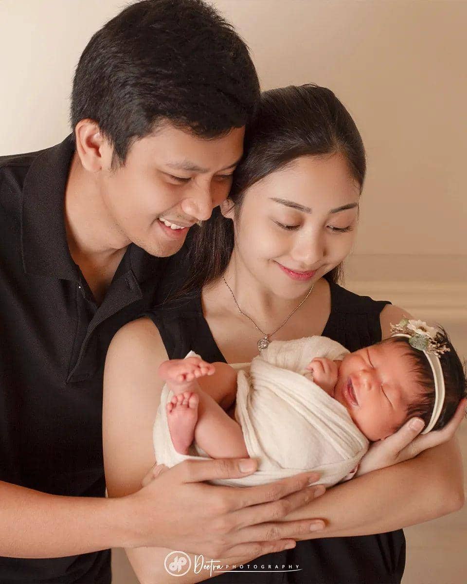 pemotretan newborn baby Mika (Instagram.com/deetraphotography)