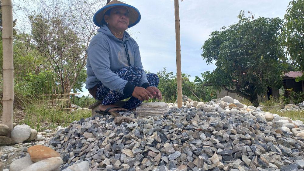 Kisah Margaretha, Petani di Poso Banting Setir jadi Kuli Pemecah Batu